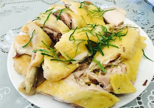 Thả một nắm lá vào nước sôi để làm gà, đảm bảo sạch cả lông măng, thịt thơm ngon hơn hẳn-2