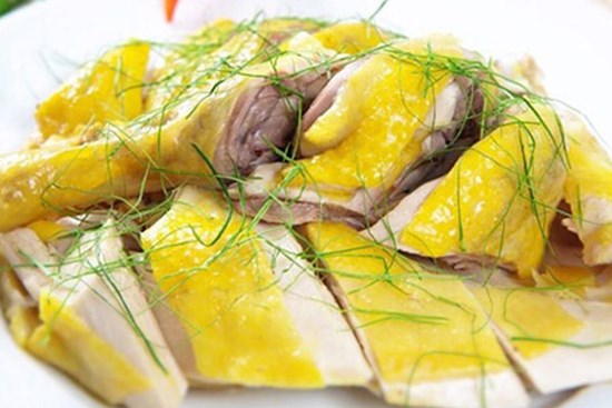 Thả một nắm lá vào nước sôi để làm gà, đảm bảo sạch cả lông măng, thịt thơm ngon hơn hẳn