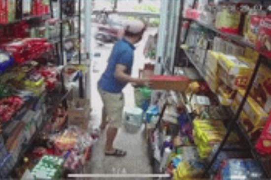 Clip: Giả vờ vào mua thùng bia, người đàn ông cuỗm luôn hộp thẻ cả chục triệu của cửa hàng tạp hoá