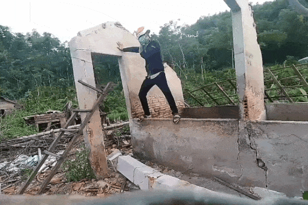 Lốc xoáy lớn xuất hiện trên bãi biển Italy-1