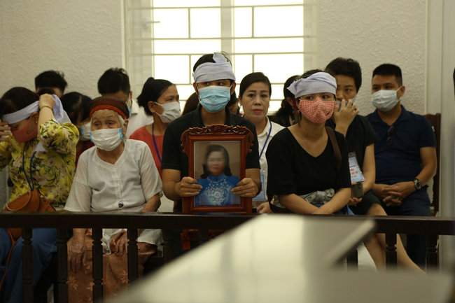 Con gái nạn nhân bị chồng sát hại, chặt xác phi tang xuống sông Đuống khóc nghẹn: Bị cáo giết mẹ tôi một cách tàn nhẫn không thể tưởng tượng nổi-1