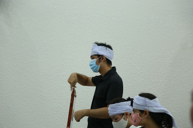 Con gái nạn nhân bị chồng sát hại, chặt xác phi tang xuống sông Đuống khóc nghẹn: Bị cáo giết mẹ tôi một cách tàn nhẫn không thể tưởng tượng nổi-3