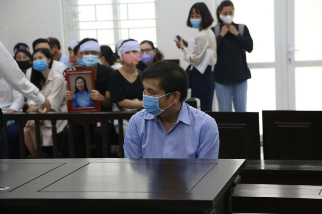 Con gái nạn nhân bị chồng sát hại, chặt xác phi tang xuống sông Đuống khóc nghẹn: Bị cáo giết mẹ tôi một cách tàn nhẫn không thể tưởng tượng nổi-4