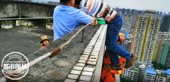 Nằm mơ thấy đứng trên sân thượng, người đàn ông mở mắt hoảng hốt phát hiện mình suýt chết khi đang ở tầng 32-3