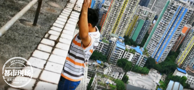 Nằm mơ thấy đứng trên sân thượng, người đàn ông mở mắt hoảng hốt phát hiện mình suýt chết khi đang ở tầng 32-2