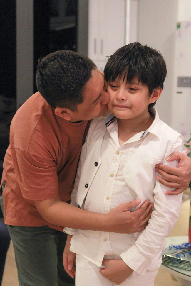 Con trai vợ chồng Thanh Thúy - Đức Thịnh bị nhóm lừa đảo dàn cảnh cướp mất điện thoại ngay giữa chốn đông người-3