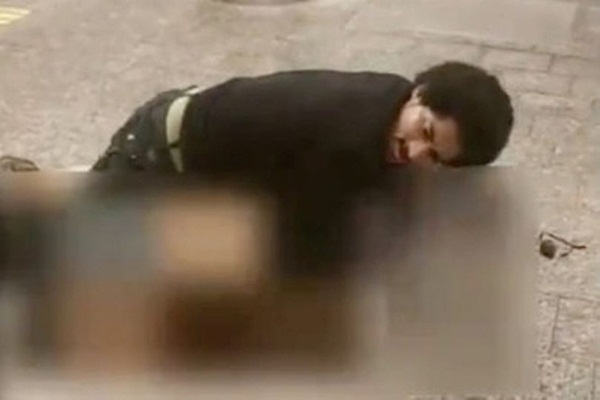 Giữa thanh thiên bạch nhật, gã đàn ông vẫn tìm cách cưỡng bức người phụ nữ nhưng cách hành xử của người đi đường gây phẫn nộ không kém-2