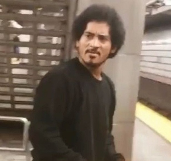 Giữa thanh thiên bạch nhật, gã đàn ông vẫn tìm cách cưỡng bức người phụ nữ nhưng cách hành xử của người đi đường gây phẫn nộ không kém-3