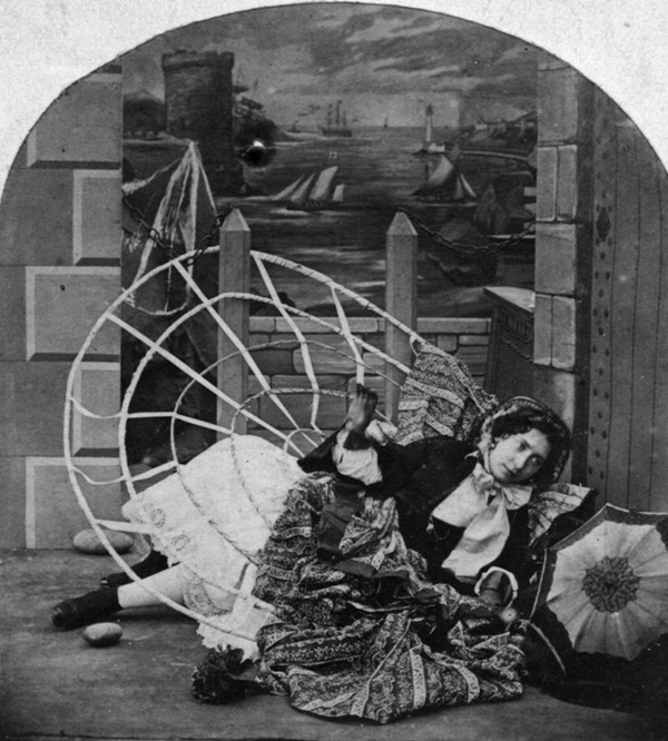 Bức ảnh khiến nhiều người hiểu lầm cô gái bị bạo hành nhưng ẩn chứa sự thật về thứ trang phục Tử thần từng giết chết gần 3.000 phụ nữ-6