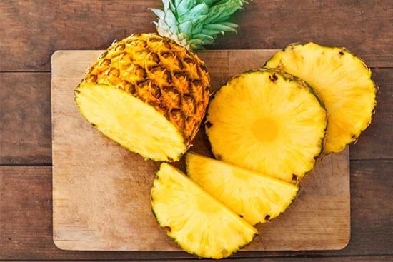 Dứa bán đầy đường nhưng người thông minh sẽ không mua quả có 3 dấu hiệu này