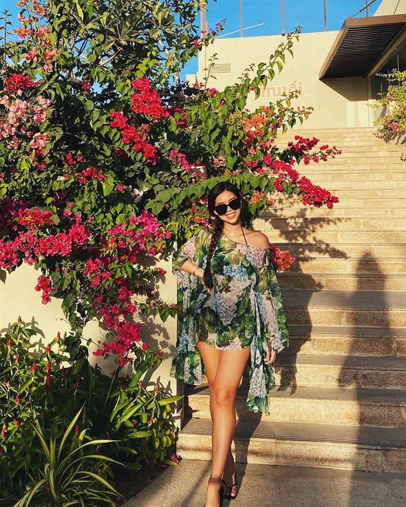 Tài tình như Tiên Nguyễn: Diện cả cây đồ be sang chảnh, lại ăn ý đỉnh cao với bối cảnh-5