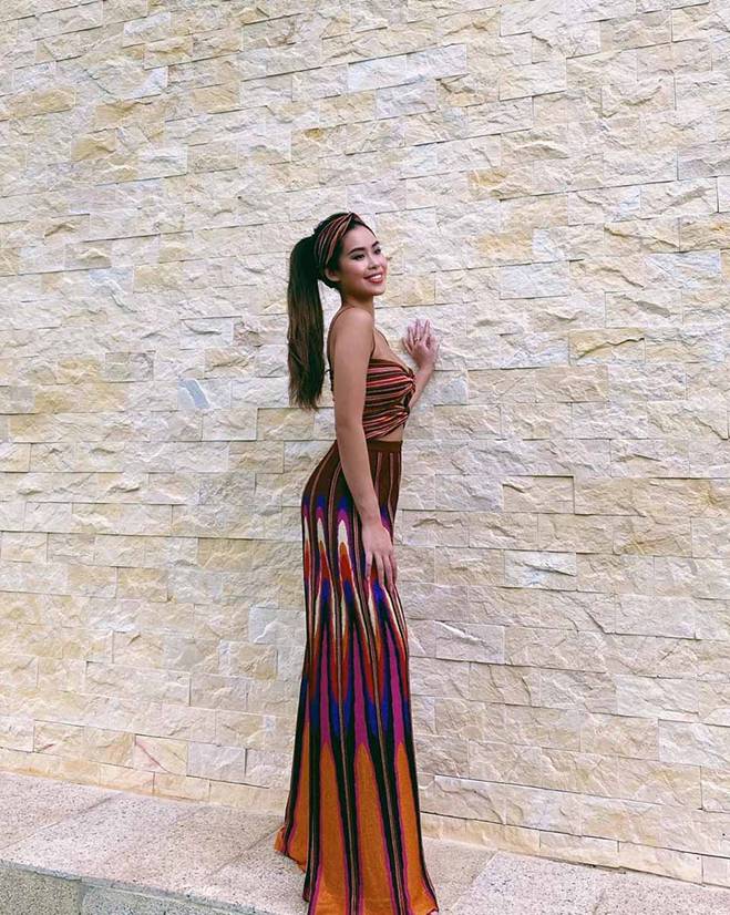 Tài tình như Tiên Nguyễn: Diện cả cây đồ be sang chảnh, lại ăn ý đỉnh cao với bối cảnh-7