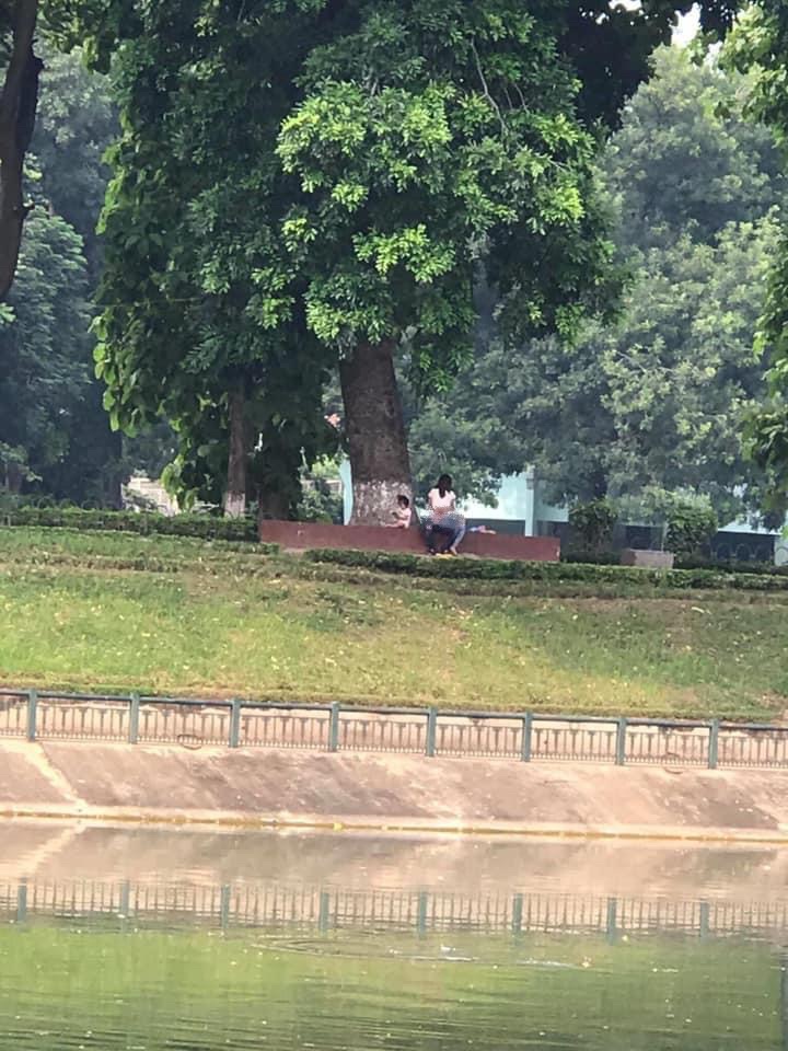 Hình ảnh gây sốc ở công viên Thủ Lệ: Cặp đôi thản nhiên làm hành động nhạy cảm, mặc cho có trẻ nhỏ ngồi chơi ngay bên cạnh-1