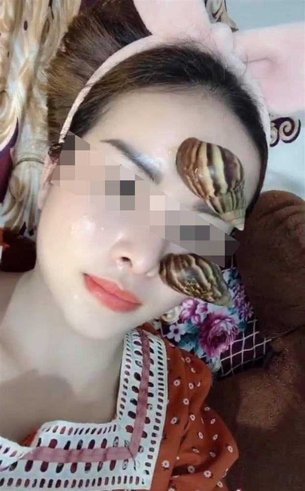 Nghe chất nhầy của ốc sên có khả năng làm đẹp da, cô gái lập tức ra vườn bắt cả bầy thả lên mặt làm thử nghiệm khiến dân mạng tranh cãi-2