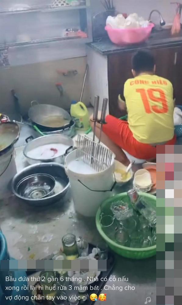 Vợ quay trộm cảnh chồng một mình lúi húi bên đống bát ngổn ngang sau bữa cỗ, nghe lời giải thích phía sau khiến hội chị em trầm trồ-1