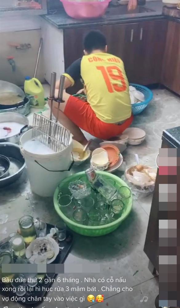 Vợ quay trộm cảnh chồng một mình lúi húi bên đống bát ngổn ngang sau bữa cỗ, nghe lời giải thích phía sau khiến hội chị em trầm trồ-2