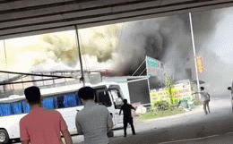 Clip: Tài xế hoảng hốt phá cửa cứu xe khi đám cháy ở quán cafe lan sang bãi đỗ ô tô-1