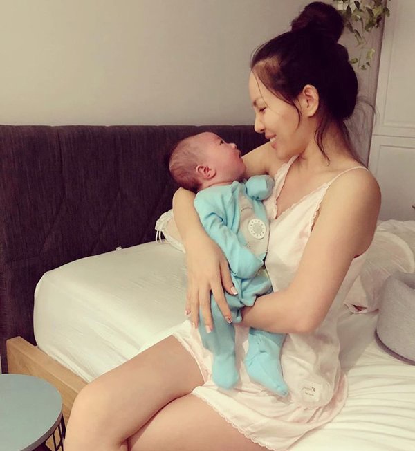 Vợ kéo váy hở ngực cho con bú, Hoàng Bách đòi làm ngay một việc-4