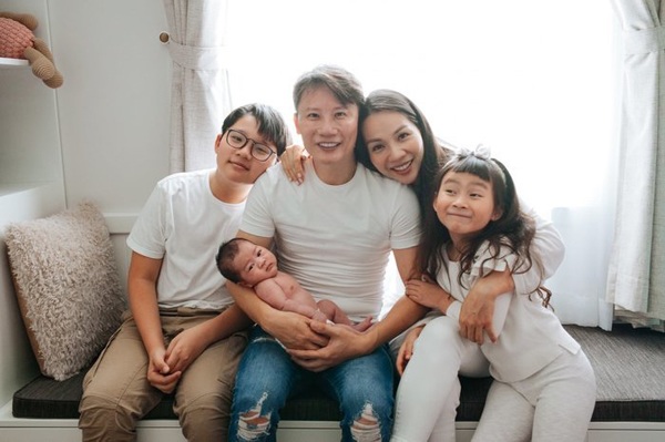 Vợ kéo váy hở ngực cho con bú, Hoàng Bách đòi làm ngay một việc-1