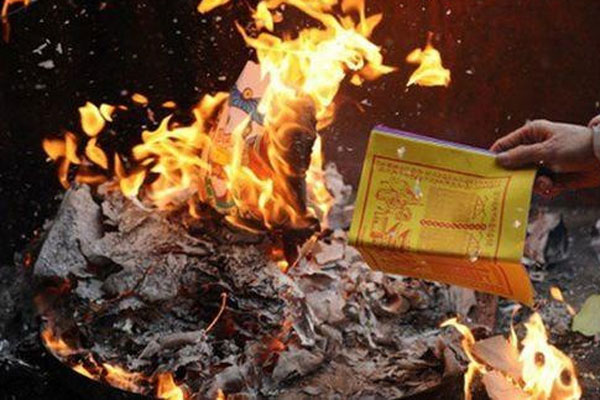 Người Hà Nội dậy từ sớm, mua sắm tất bật để làm mâm cơm cúng Rằm tháng Bảy-13