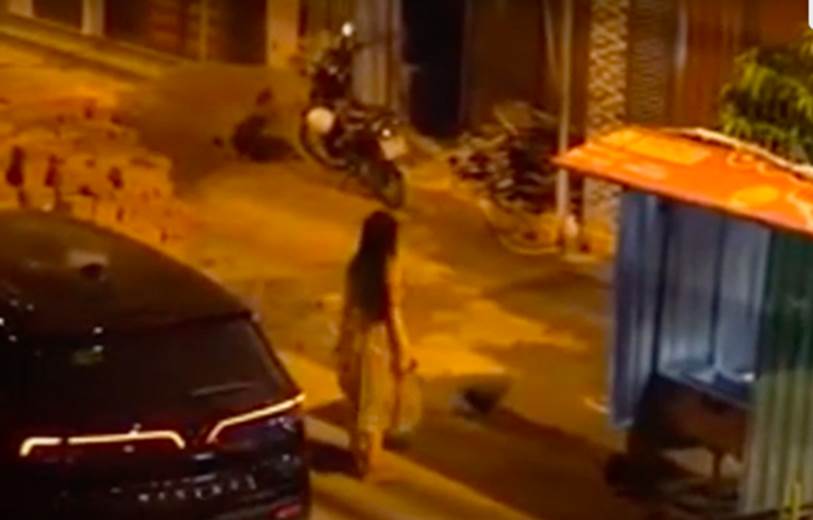 Xôn xao loạt clip cô gái mang loa kéo đến nhà phi công trẻ đòi gặp gửi lời xin lỗi, có người bị dội cả thau nước vì xua đuổi-2