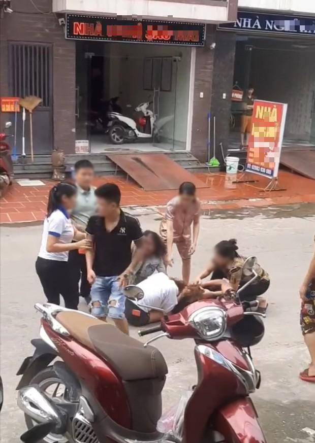 Phẫn nộ gã đàn ông đánh vợ dã man để bênh bồ: Coi chừng dính án tù-1