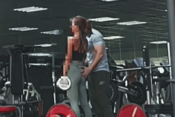 Đi tập gym, cô gái bị huấn luyện viên quấy rối tình dục trắng trợn và đoạn clip khiến dân mạng nổi nóng