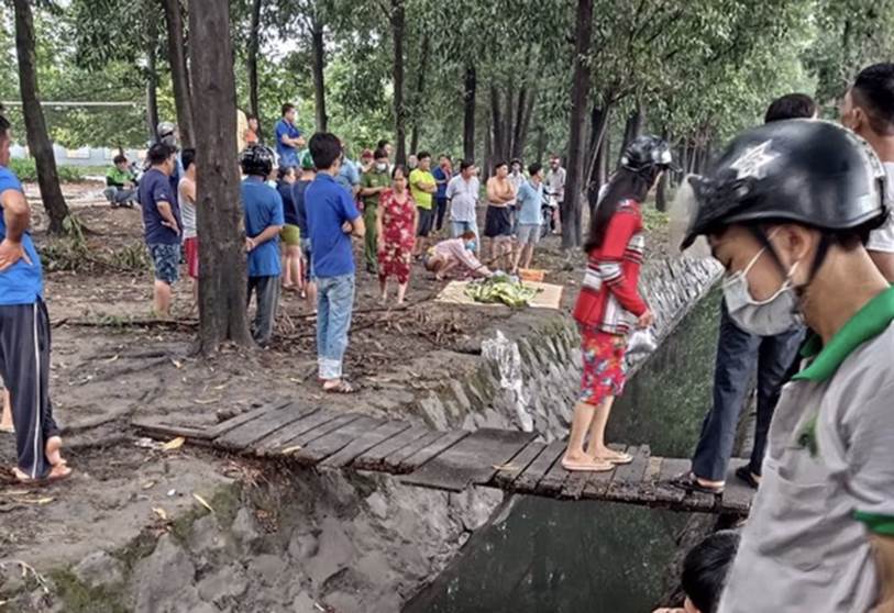 Bình Dương: Bé gái tắm mưa lọt xuống mương nước tử vong thương tâm, mẹ trẻ khóc ngất bên thi thể-1