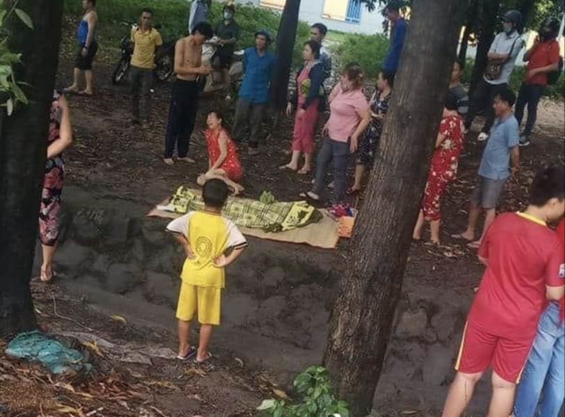 Bình Dương: Bé gái tắm mưa lọt xuống mương nước tử vong thương tâm, mẹ trẻ khóc ngất bên thi thể-2