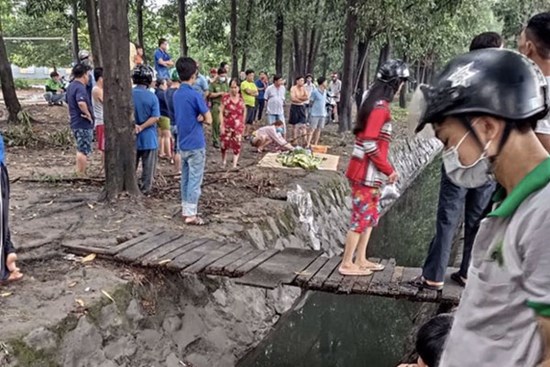 Bình Dương: Bé gái tắm mưa lọt xuống mương nước tử vong thương tâm, mẹ trẻ khóc ngất bên thi thể