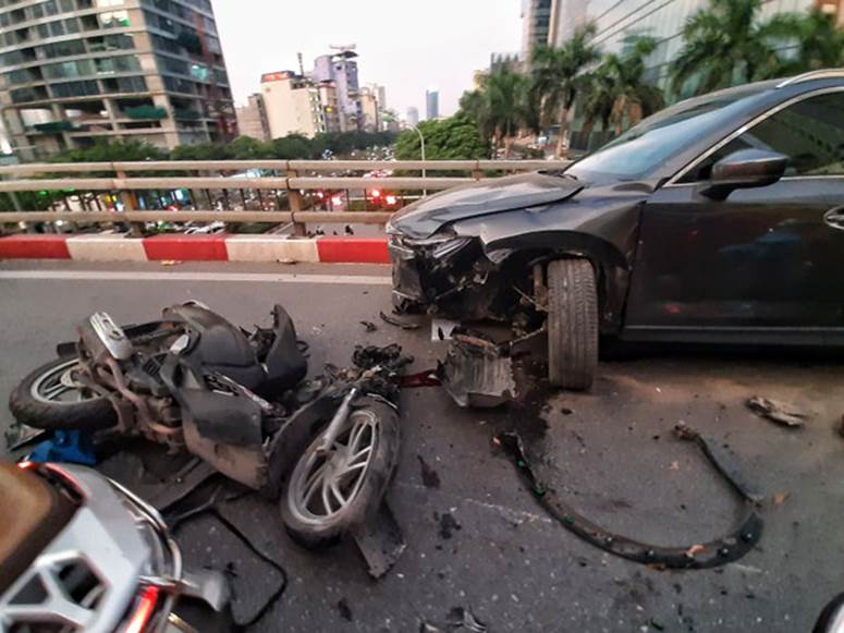 Hà Nội: Tai nạn liên hoàn giữa xe máy SH và 2 ô tô, một người nhập viện cấp cứu-1