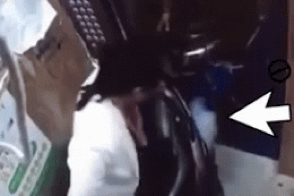 Cô gái hốt hoảng khi chiếc xe máy bất ngờ bốc cháy, khói nghi ngút khi đang ở trong thang máy-1