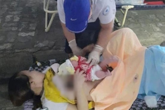 Dừng xe khai báo y tế, sản phụ sinh con ngay tại chốt kiểm dịch Covid-19