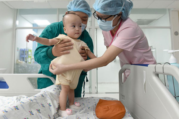 Trúc Nhi - Diệu Nhi hồn nhiên chơi đồ hàng sau 2 tháng phẫu thuật tách dính, nụ cười rạng rỡ và đáng yêu-9