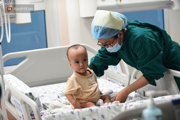 Hình ảnh mới nhất của Trúc Nhi - Diệu Nhi: Đã có thể ngồi vững đến 45 phút, sẵn sàng tập những bước đi đầu tiên-1