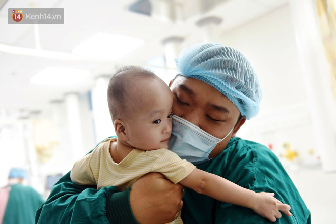 Hình ảnh mới nhất của Trúc Nhi - Diệu Nhi: Đã có thể ngồi vững đến 45 phút, sẵn sàng tập những bước đi đầu tiên-8