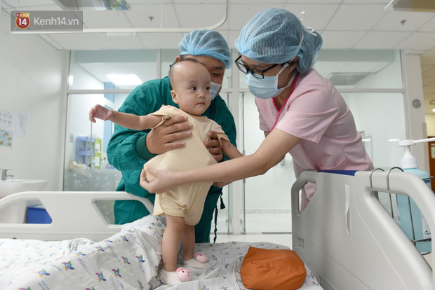 Hình ảnh mới nhất của Trúc Nhi - Diệu Nhi: Đã có thể ngồi vững đến 45 phút, sẵn sàng tập những bước đi đầu tiên-4