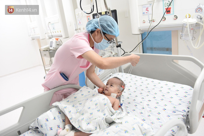 Hình ảnh mới nhất của Trúc Nhi - Diệu Nhi: Đã có thể ngồi vững đến 45 phút, sẵn sàng tập những bước đi đầu tiên-5