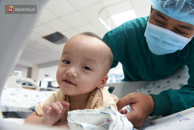 Hình ảnh mới nhất của Trúc Nhi - Diệu Nhi: Đã có thể ngồi vững đến 45 phút, sẵn sàng tập những bước đi đầu tiên-3