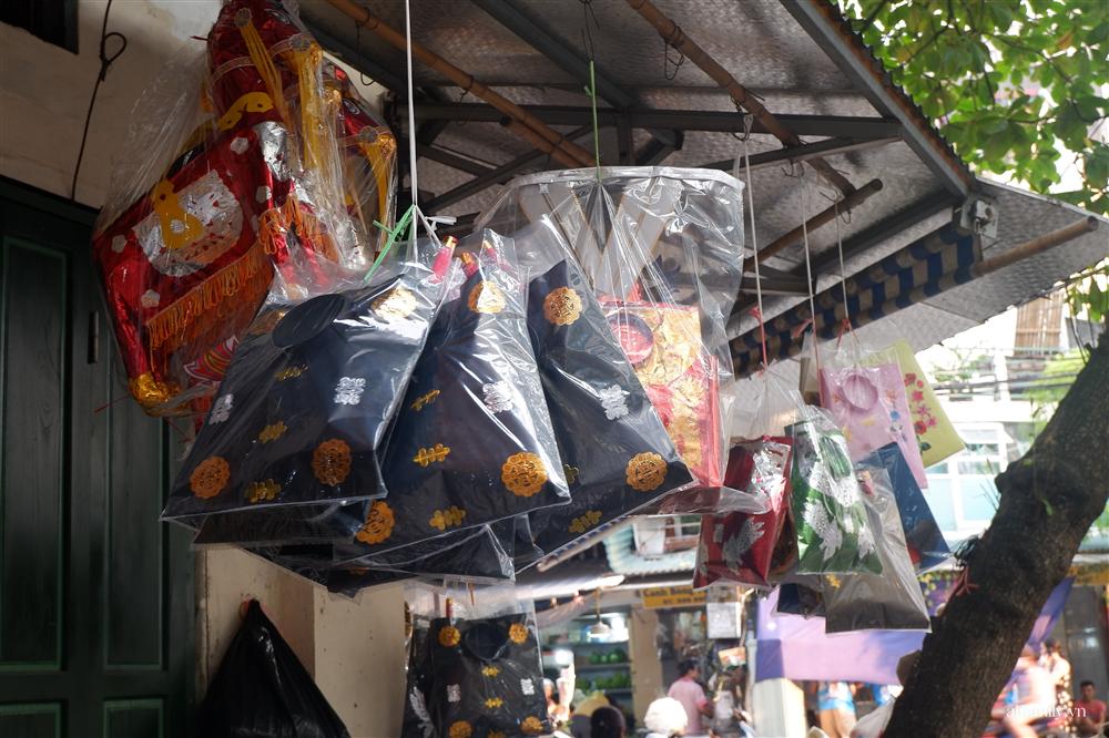 Người Hà Nội dậy từ sớm, mua sắm tất bật để làm mâm cơm cúng Rằm tháng Bảy-12