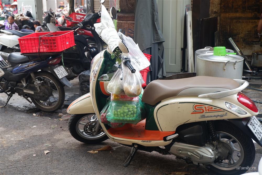 Người Hà Nội dậy từ sớm, mua sắm tất bật để làm mâm cơm cúng Rằm tháng Bảy-5