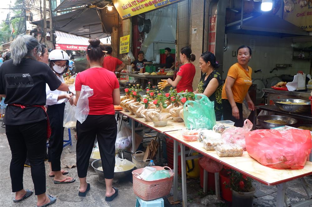 Người Hà Nội dậy từ sớm, mua sắm tất bật để làm mâm cơm cúng Rằm tháng Bảy-6