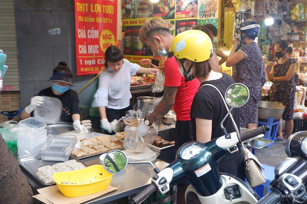 Người Hà Nội dậy từ sớm, mua sắm tất bật để làm mâm cơm cúng Rằm tháng Bảy-7