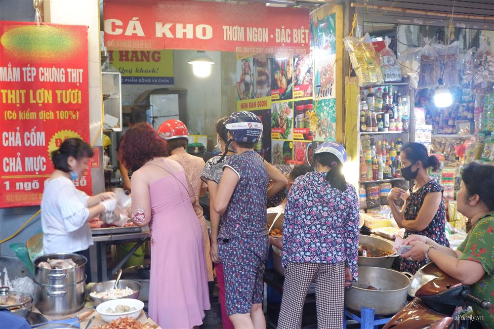 Người Hà Nội dậy từ sớm, mua sắm tất bật để làm mâm cơm cúng Rằm tháng Bảy-8