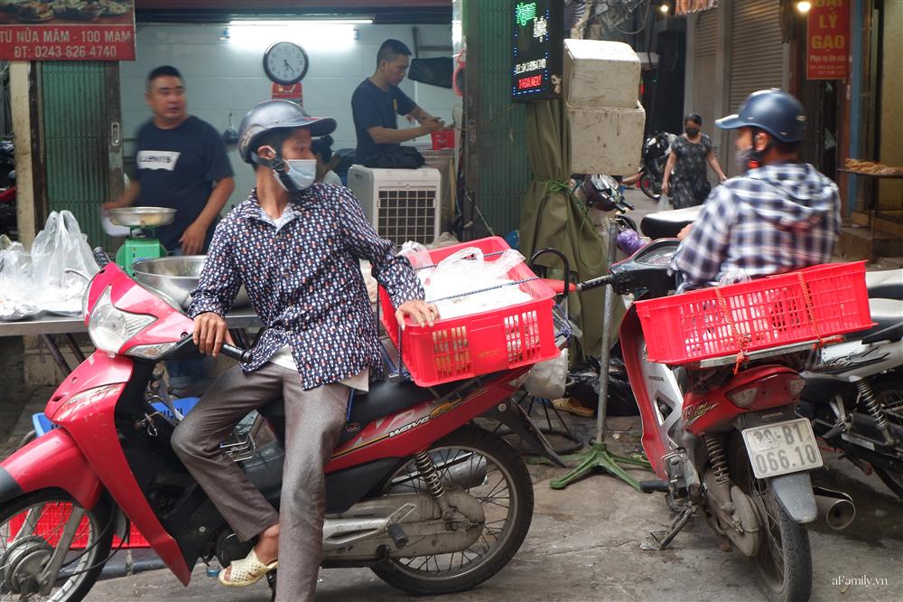 Người Hà Nội dậy từ sớm, mua sắm tất bật để làm mâm cơm cúng Rằm tháng Bảy-10