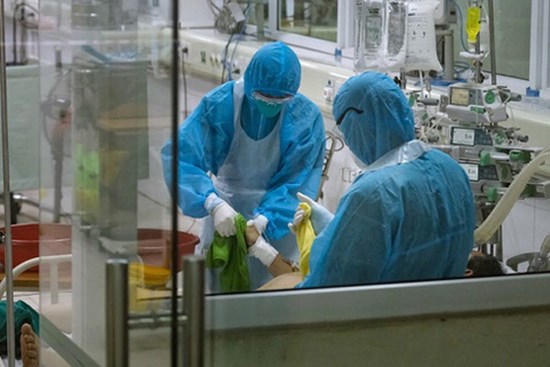 Nhân viên giao pizza tại Hà Nội xuất viện sau khi khỏi Covid-19