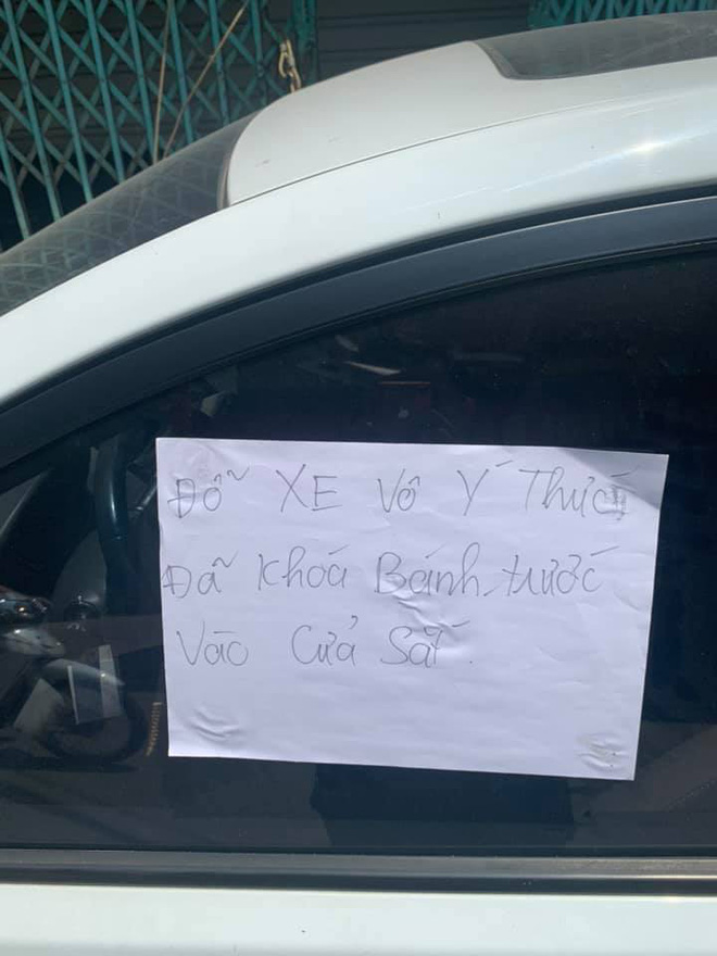 Đỗ ô tô chắn ngang cửa, nữ tài xế bị chủ nhà xích bánh và lời nhắn khiến chị vội xin lỗi-3