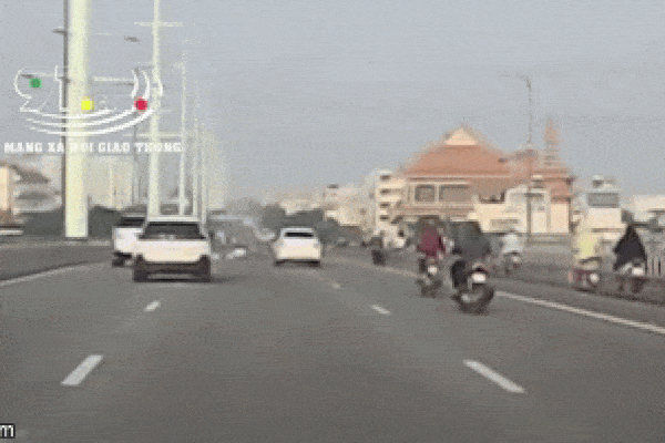 Clip: Thanh niên bị ô tô húc văng khi dừng xe nhặt đồ giữa cầu, biển báo 
