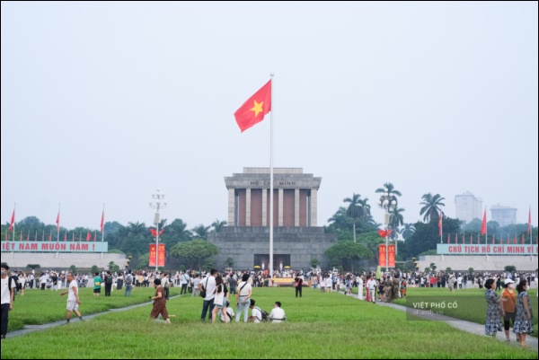 Đường phố rợp sắc đỏ Quốc kỳ, người dân thư thả đón Quốc khánh trong lòng một Hà Nội khác lạ-1