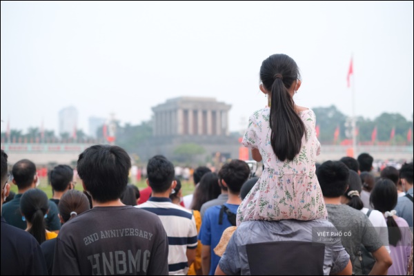 Đường phố rợp sắc đỏ Quốc kỳ, người dân thư thả đón Quốc khánh trong lòng một Hà Nội khác lạ-2